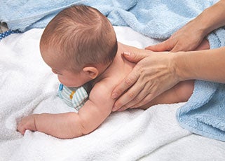 newborn-baby_massage-home