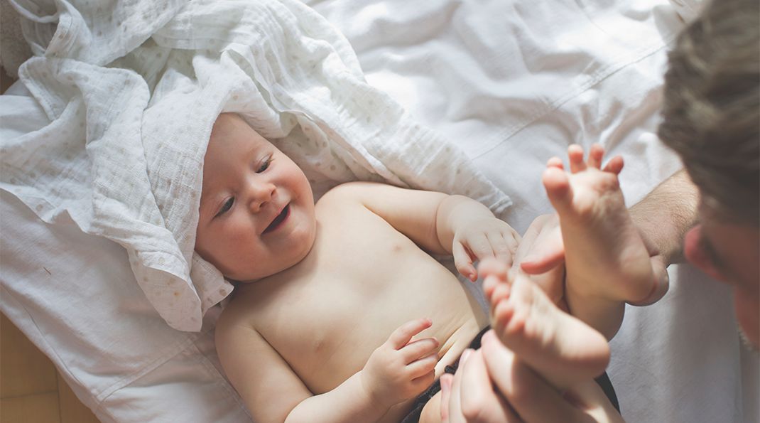 newborn-changing_nappy-carousel