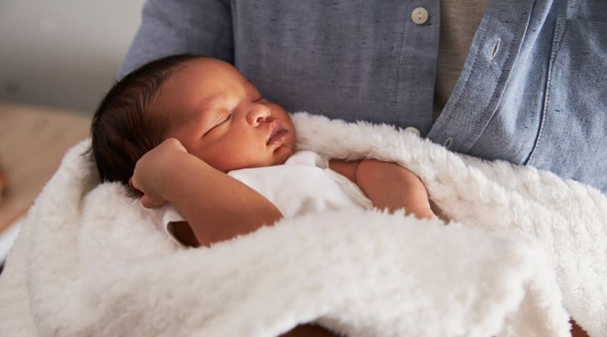 mother-holding-newborn