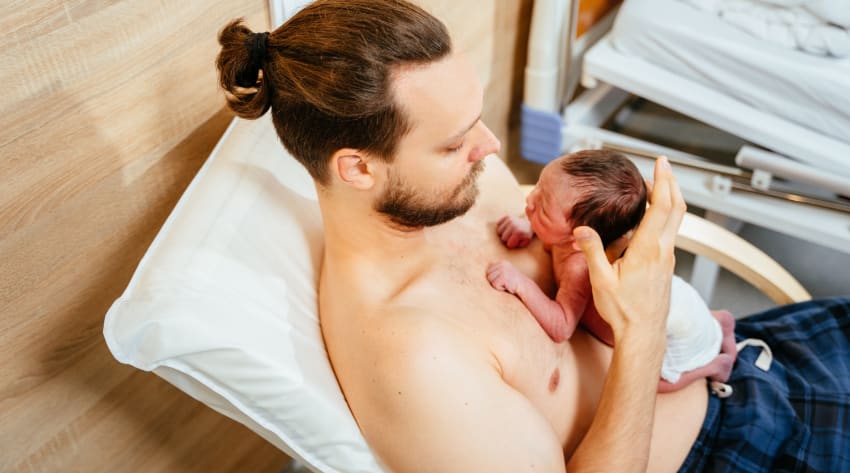 father-skin-to-skin-contact-with-newborn